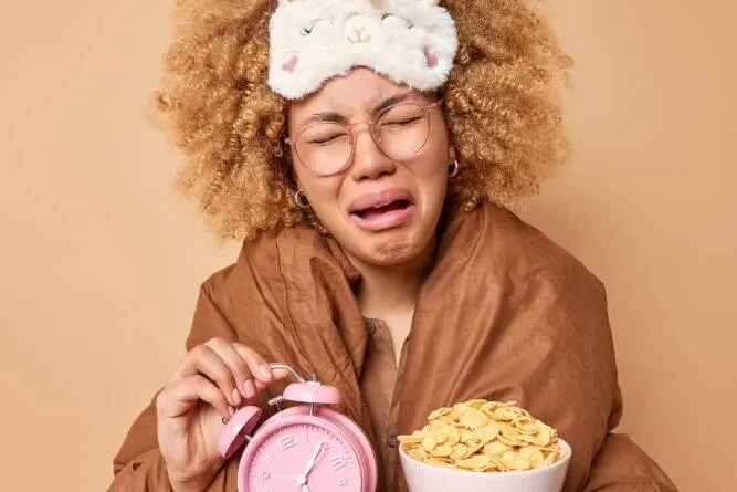 7 Razones Sorprendentes por las que los antojos por la tarde Te Golpean Más Fuerte y Cómo Controlarlos Naturalmente