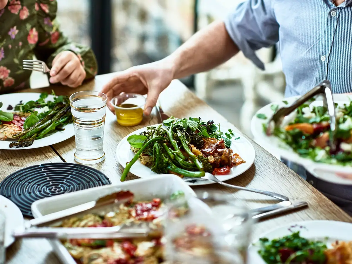 El cambio clave: adelantar la última comida del día