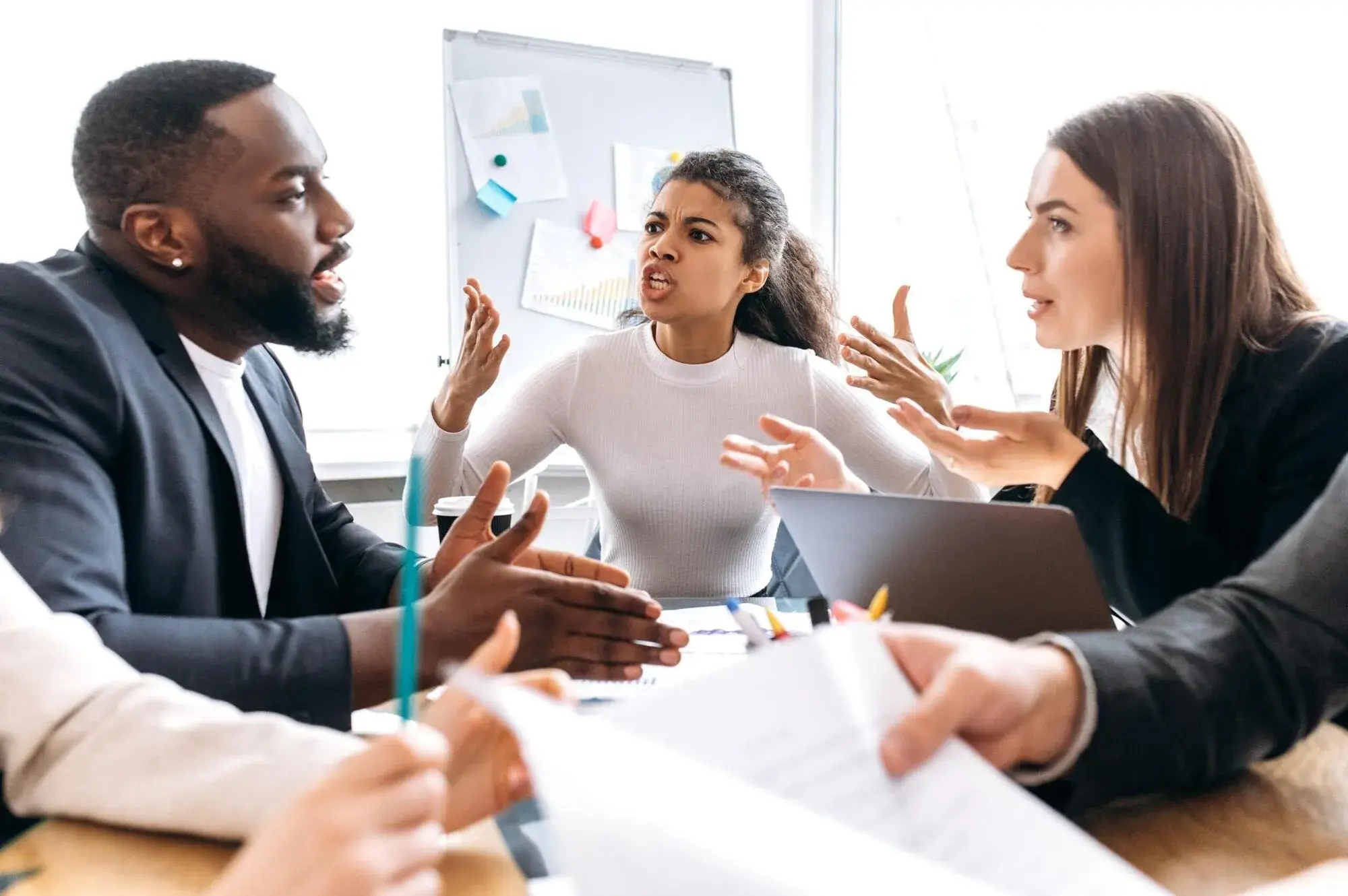 12 Estrategias Poderosas para Manejar Interrupciones y Mantener tu Mente Clara en 2026