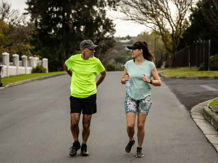 12 errores comunes al caminar que dañan tu espalda